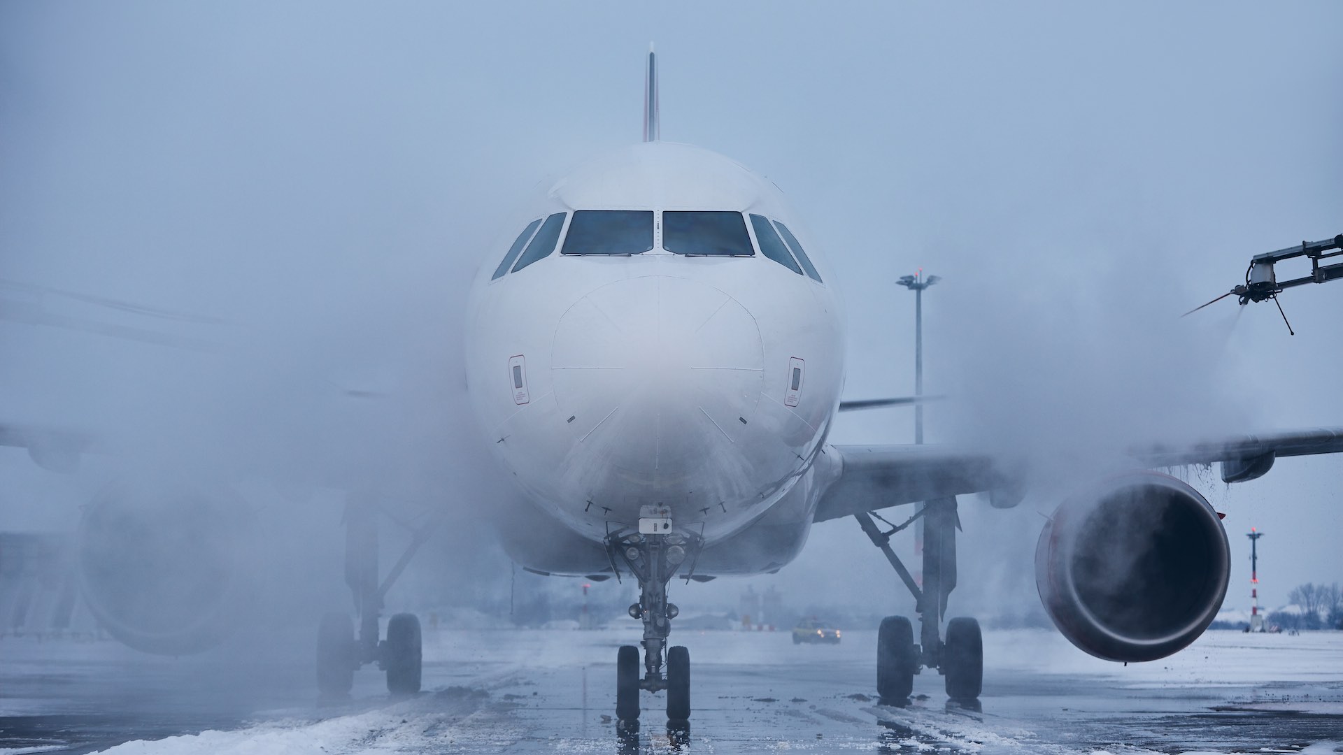 Heavy snowfall leads to mass cancellations at Frankfurt airport
